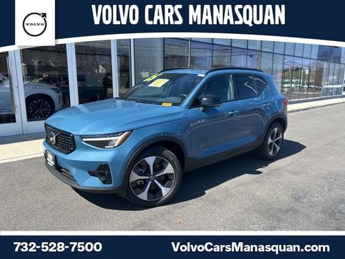 Used 2025 Volvo XC40 B5 Plus AWD/4WD image 1