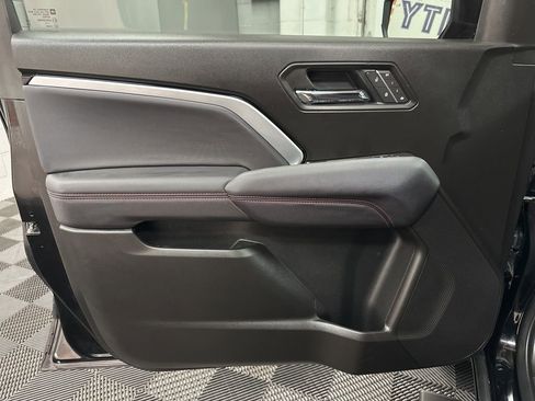 Used 2025 Chevrolet Colorado Z71 w/ Technology Package AWD/4WD image 16
