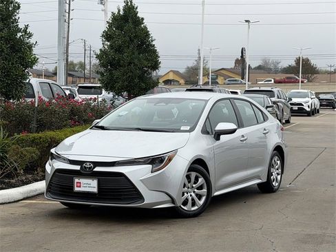 Used 2025 Toyota Corolla LE image 2