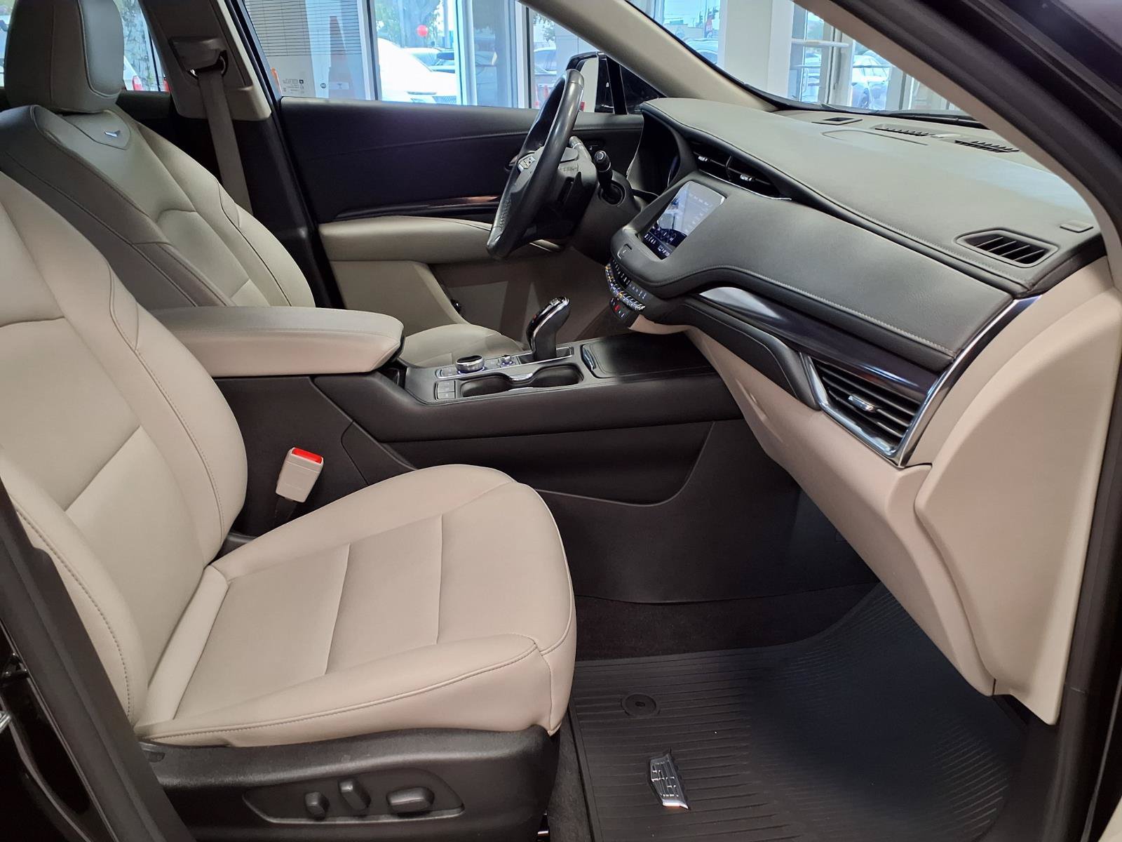 Used 2023 Cadillac XT4 Luxury w/ Cold Weather Package AWD/4WD image 10