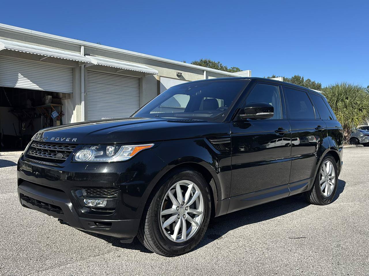 Used 2017 Land Rover Range Rover Sport SE AWD/4WD image 2