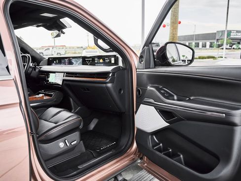Used 2025 Lincoln Navigator Black Label AWD/4WD image 8