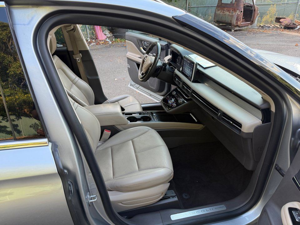 Used 2022 Lincoln Corsair FWD w/ Premium Package image 32
