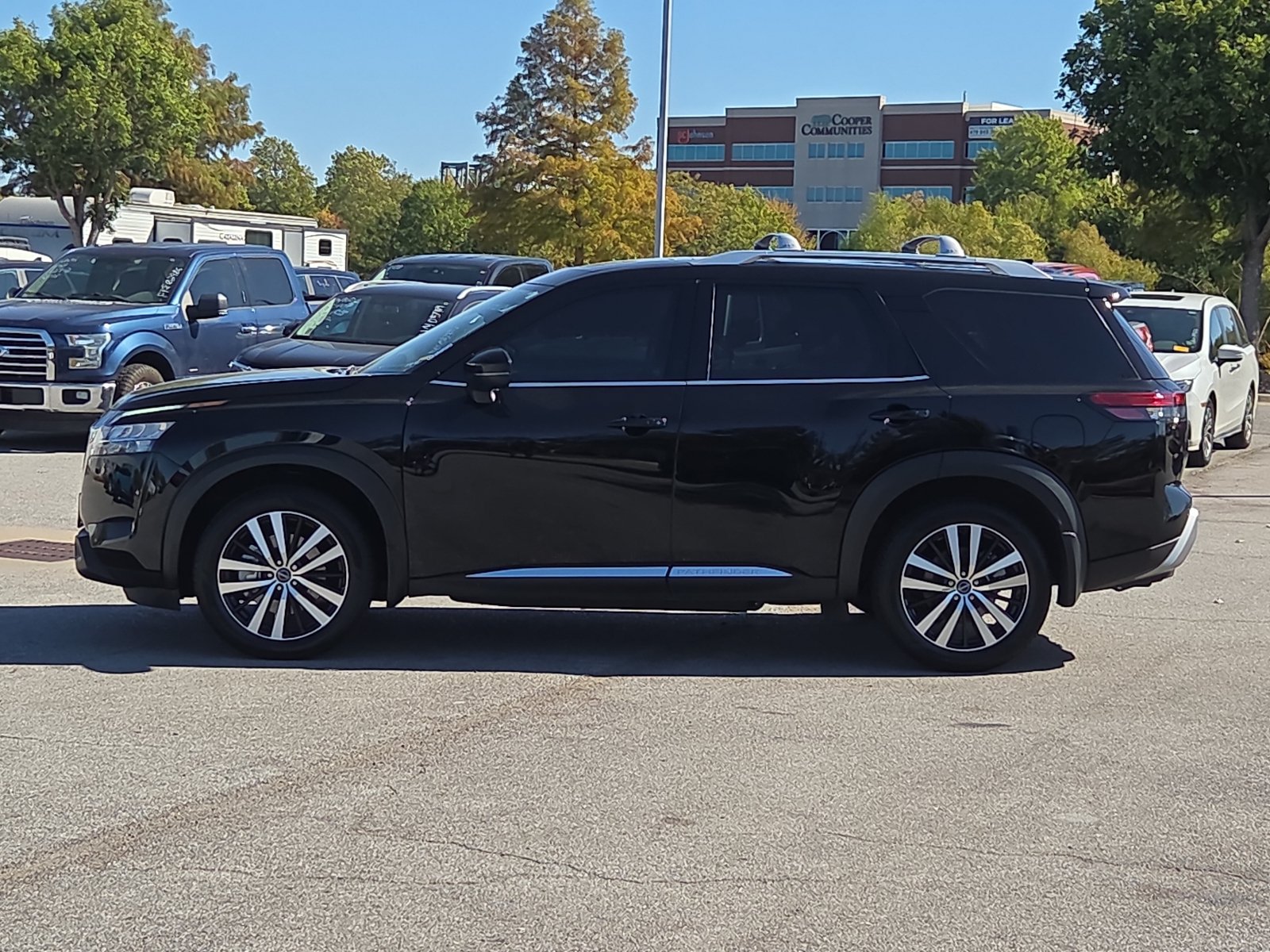 Used 2024 Nissan Pathfinder Platinum w/ Cargo Package AWD/4WD image 3