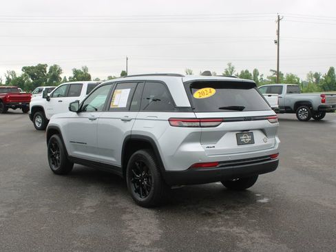 Used 2024 Jeep Grand Cherokee Altitude AWD/4WD image 7