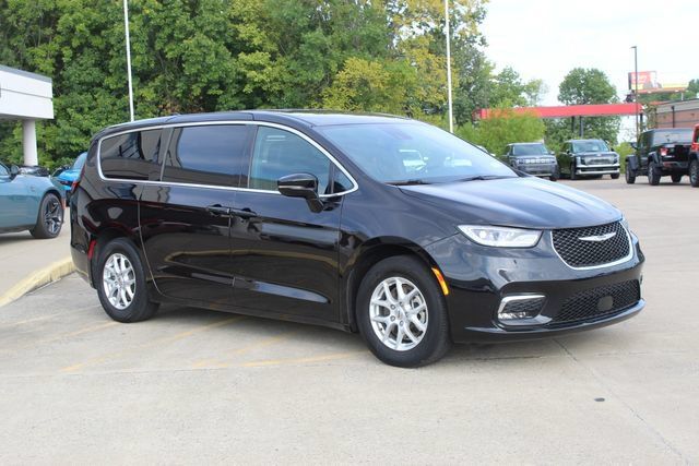 Used 2025 Chrysler Pacifica Select FWD image 7