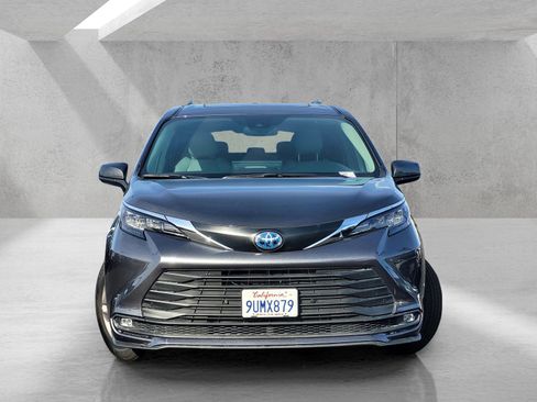 Used 2025 Toyota Sienna XLE image 2