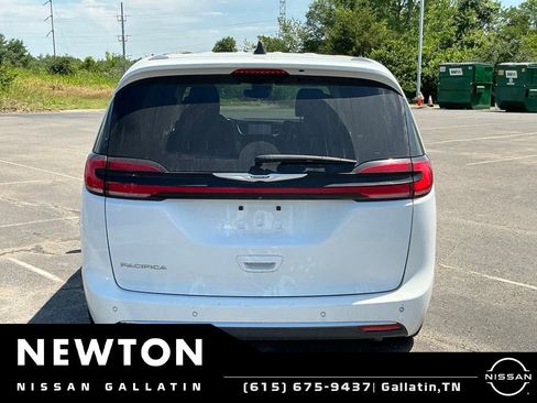 Used 2023 Chrysler Pacifica Touring-L FWD image 6
