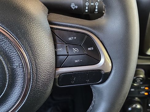 Used 2022 Jeep Renegade Latitude AWD/4WD image 15
