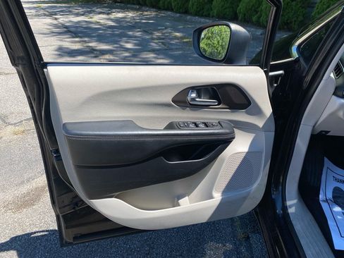 Used 2020 Chrysler Voyager Lxi FWD image 10