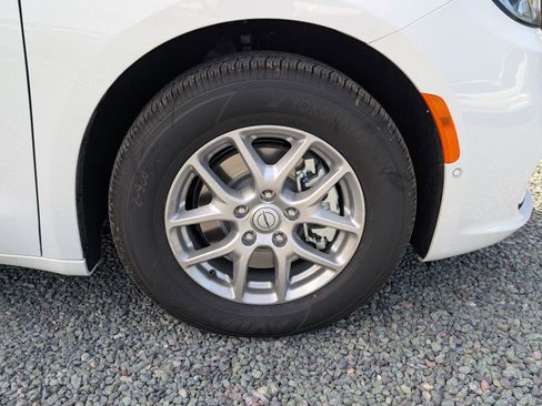 New 2026 Chrysler Pacifica Select image 5