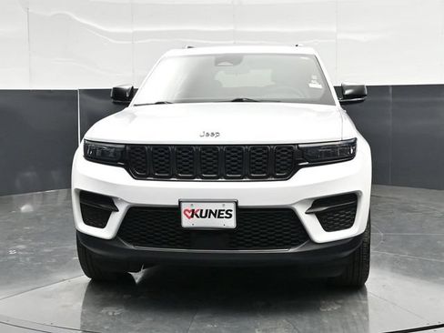 Used 2025 Jeep Grand Cherokee Altitude AWD/4WD image 2