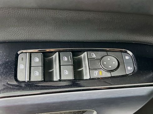 Used 2025 Nissan Pathfinder SL FWD image 16