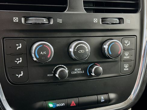 Used 2019 Dodge Grand Caravan SE image 21