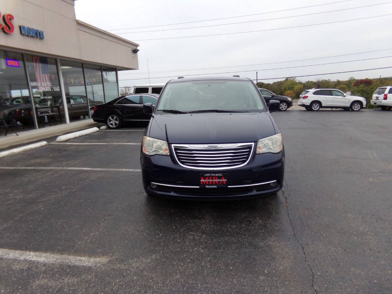 Used 2013 Chrysler Town & Country Touring FWD image 3