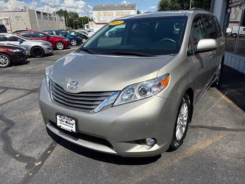 Used 2017 Toyota Sienna XLE w/ XLE Navigation Package FWD image 6