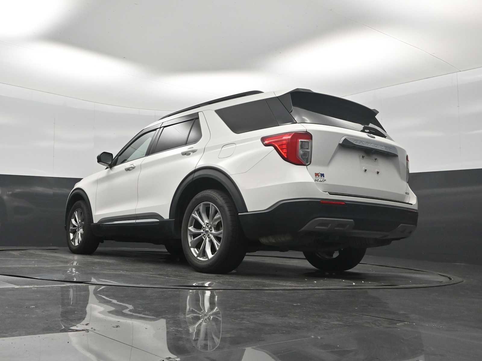 Used 2020 Ford Explorer XLT w/ Equipment Group 202A AWD/4WD image 29