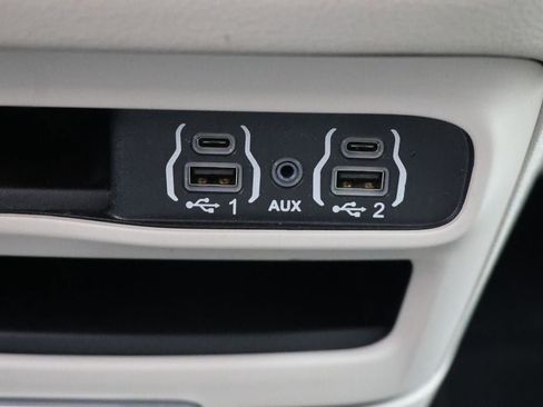 Used 2024 Chrysler Pacifica Select image 25