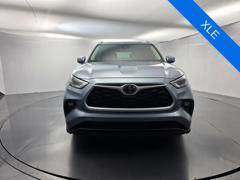 Used 2022 Toyota Highlander XLE FWD image 2