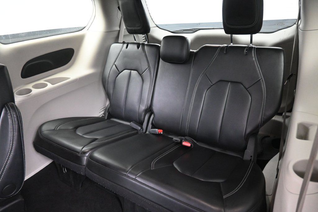 Used 2023 Chrysler Pacifica Touring-L FWD image 13