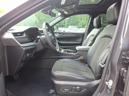 New 2025 Jeep Grand Cherokee L Altitude image 9