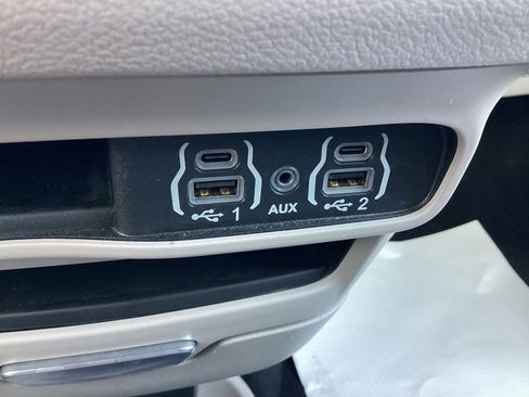 Used 2024 Chrysler Pacifica Touring-L image 26