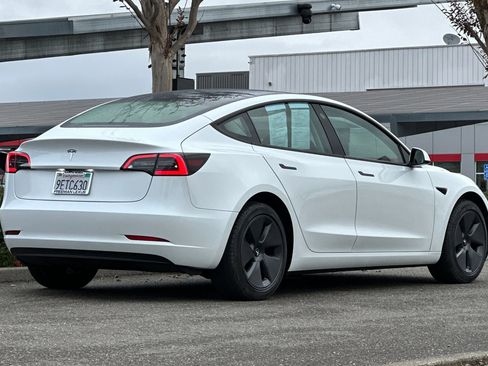 Used 2023 Tesla Model 3 Standard Range image 4