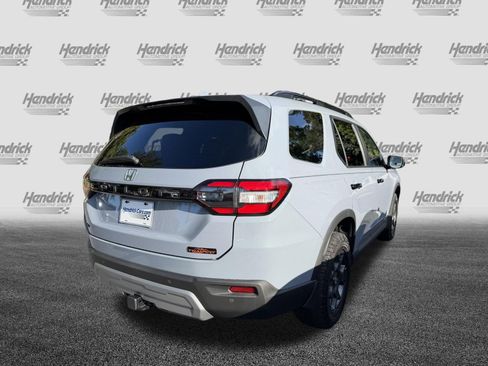 Used 2025 Honda Pilot TrailSport image 9