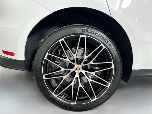 Certified 2026 Porsche Macan image 13