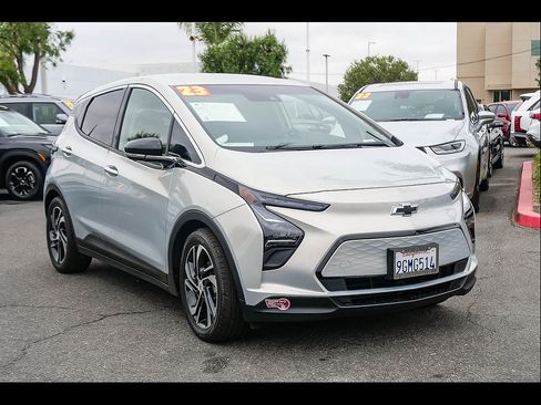 Used 2023 Chevrolet Bolt LT w/ Infotainment Package FWD image 3