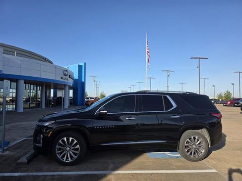 Used 2023 Chevrolet Traverse Premier FWD image 23