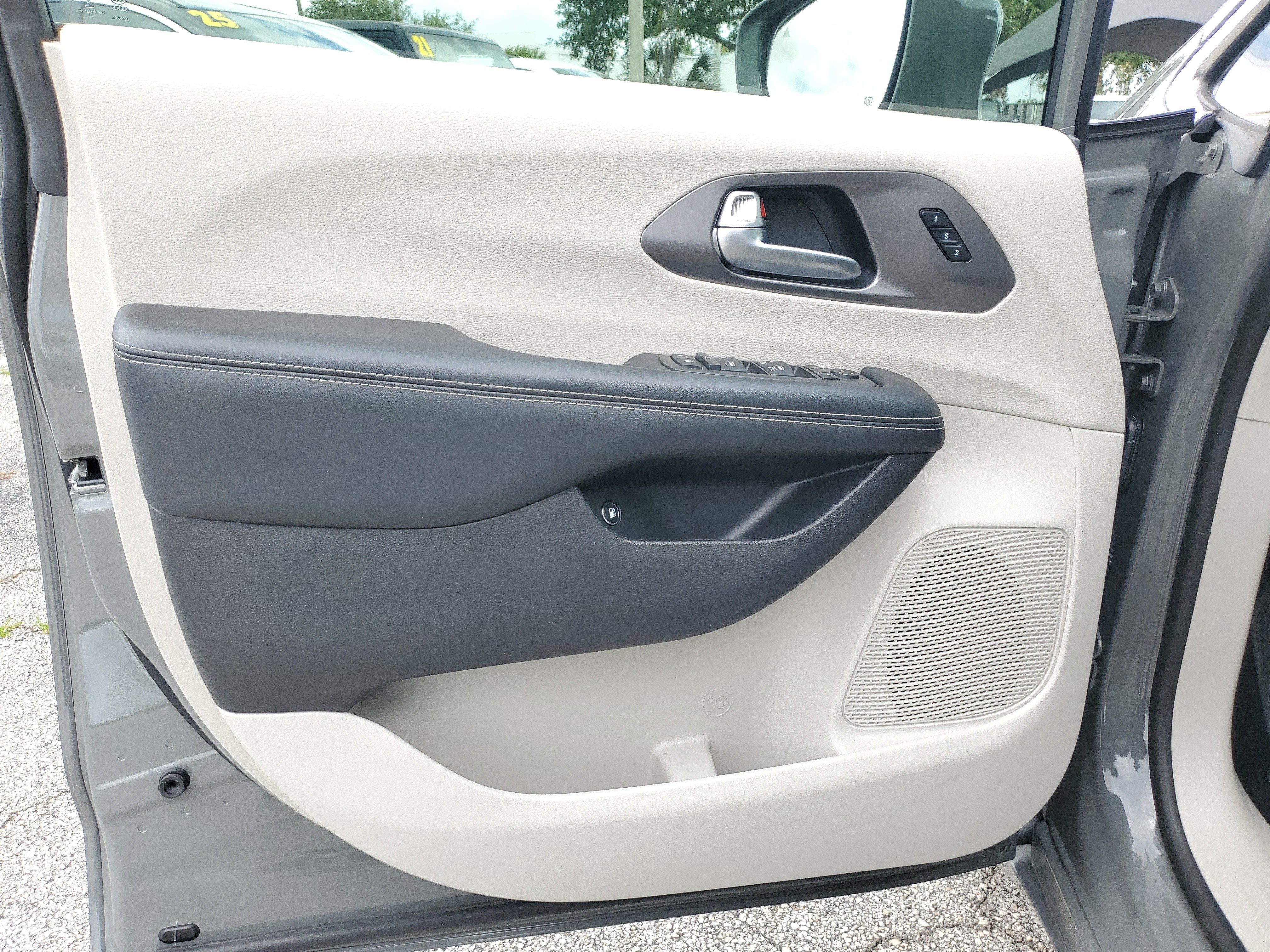 Used 2022 Chrysler Pacifica Touring-L FWD image 17