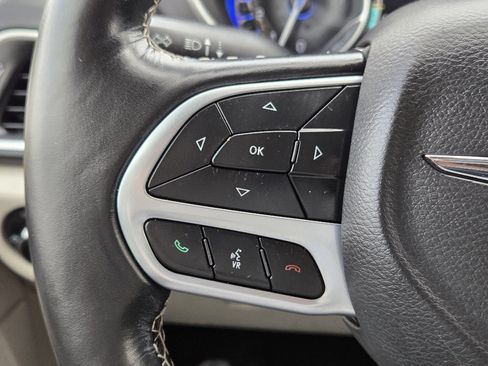 Used 2022 Chrysler Pacifica Touring-L w/ Uconnect Theater Family Group image 27