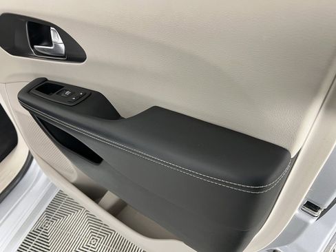 Certified 2024 Chrysler Pacifica Touring-L image 34