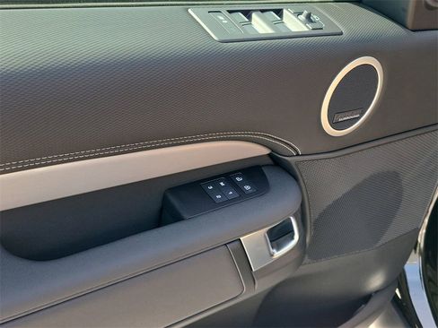 New 2025 Land Rover Discovery Dynamic SE image 24