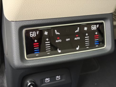 Used 2021 Audi e-tron Prestige w/ Prestige Package image 13