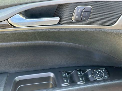 Used 2017 Ford Fusion SE w/ Fusion SE Technology Package image 14