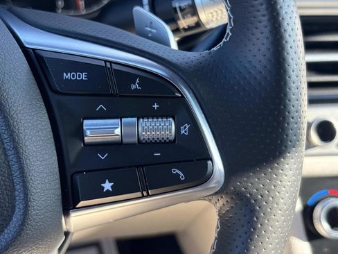 Used 2025 Genesis G70 2.5T image 19