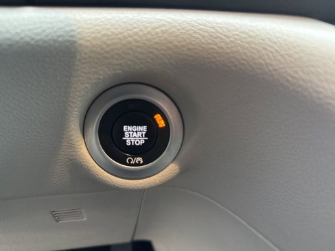 Used 2024 Chrysler Pacifica Touring-L image 25