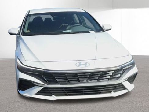 New 2026 Hyundai Elantra SE FWD image 3