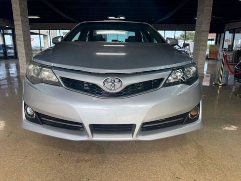 Used 2012 Toyota Camry SE image 2