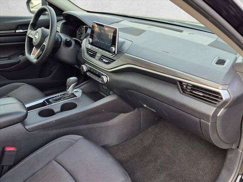 Used 2025 Nissan Altima 2.5 SV FWD image 19