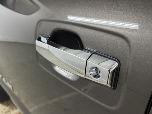 Used 2017 Nissan Titan SV image 38