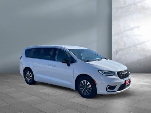 Used 2024 Chrysler Pacifica Select image 8