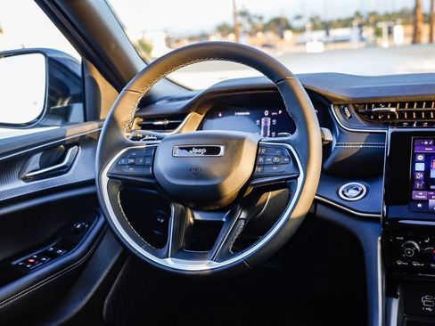 New 2025 Jeep Grand Cherokee Altitude image 16