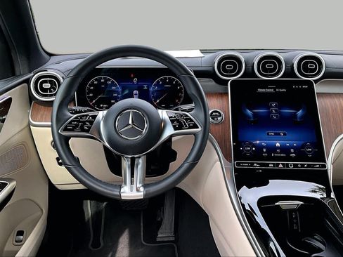 Used 2025 Mercedes-Benz GLC 300 4MATIC image 6