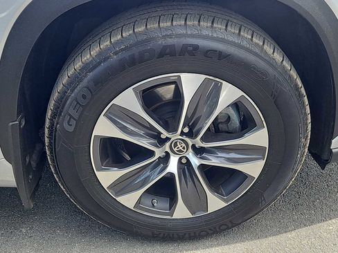 Used 2020 Toyota Highlander XLE AWD/4WD image 10