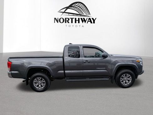 Used 2017 Toyota Tacoma 4x4 Access Cab image 3