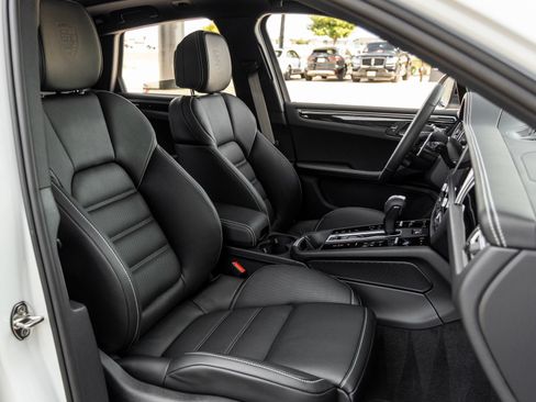 Certified 2026 Porsche Macan Turbo AWD/4WD image 46