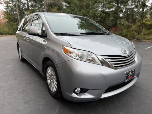 Used 2016 Toyota Sienna Limited image 3